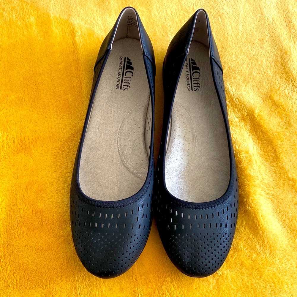 Women black SZ  10M flats.